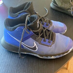 Nike Kyrie Irving basketball shoes size 5 youth